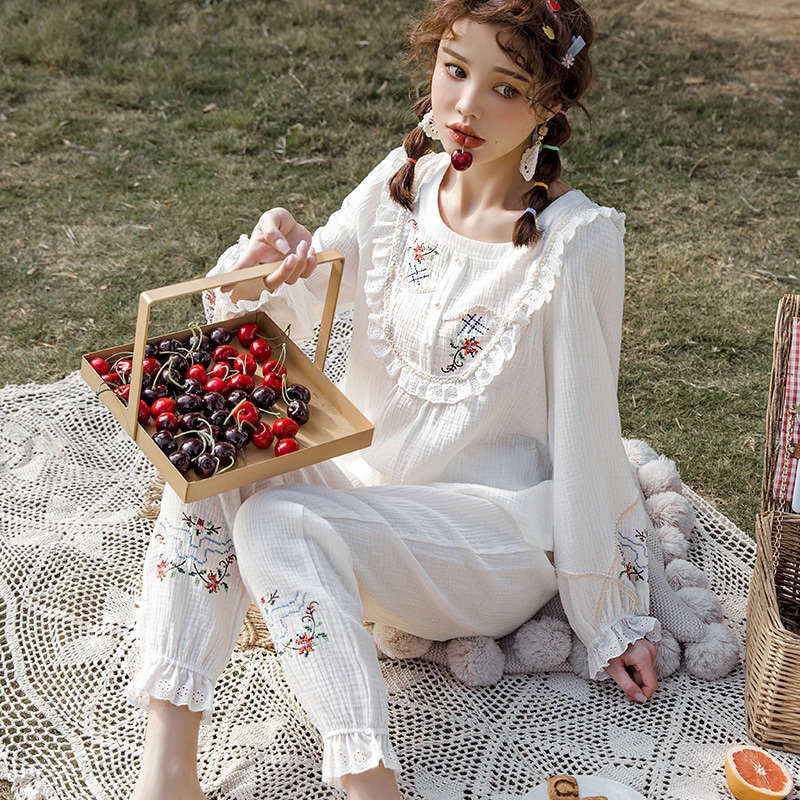 【日本未発売/送料無料】マタニティ パジャマ 刺しゅう フリル パンチングレース 長袖