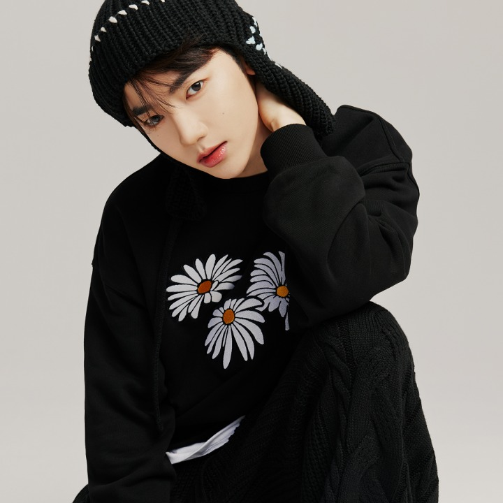 [ZB1 23 FWコレクション] TRIPLE DAISY CREWNECK トレーナー