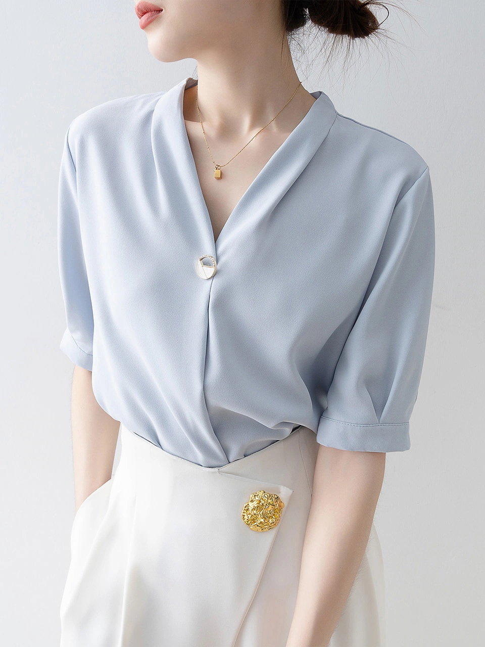 【1点ご購入 で10点プレゼントいたします】ブルーVネックサテンブラウス女2025ゆったり感半袖シャツ気品シフォントップス
