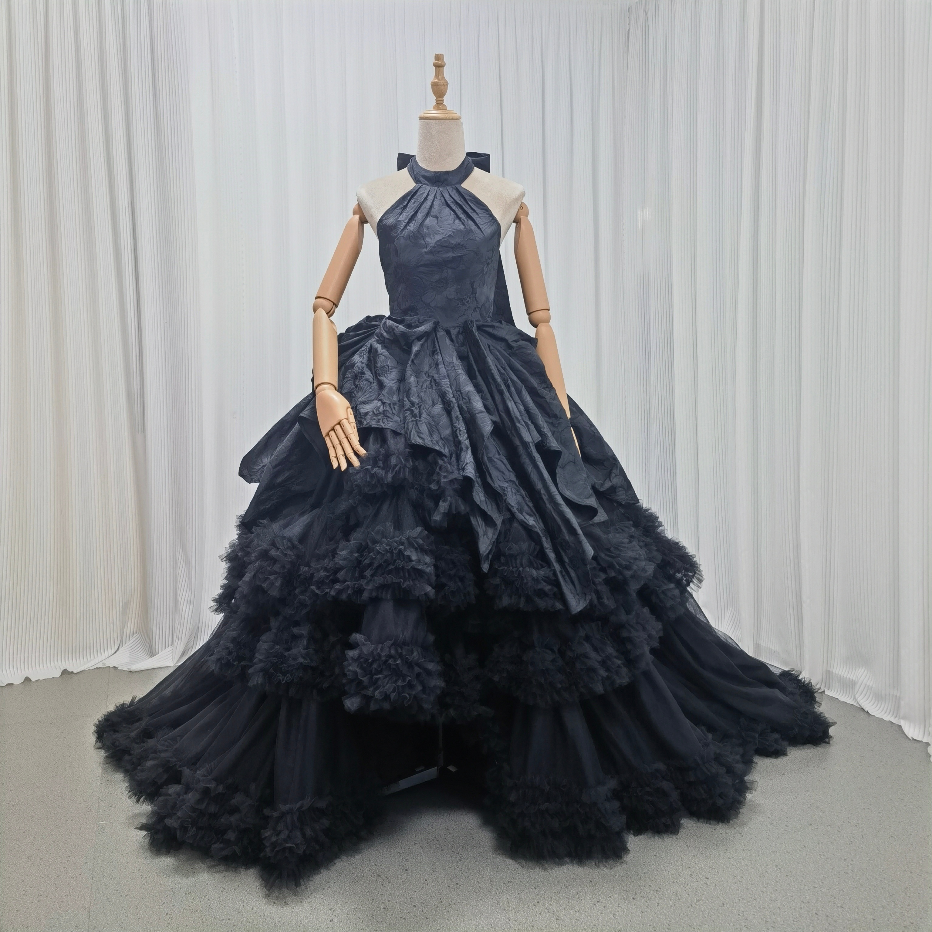 カラードレス ブラック ホルターネック 背中見せ リボントレーン ボリュームドレス ジャガード生地 花嫁