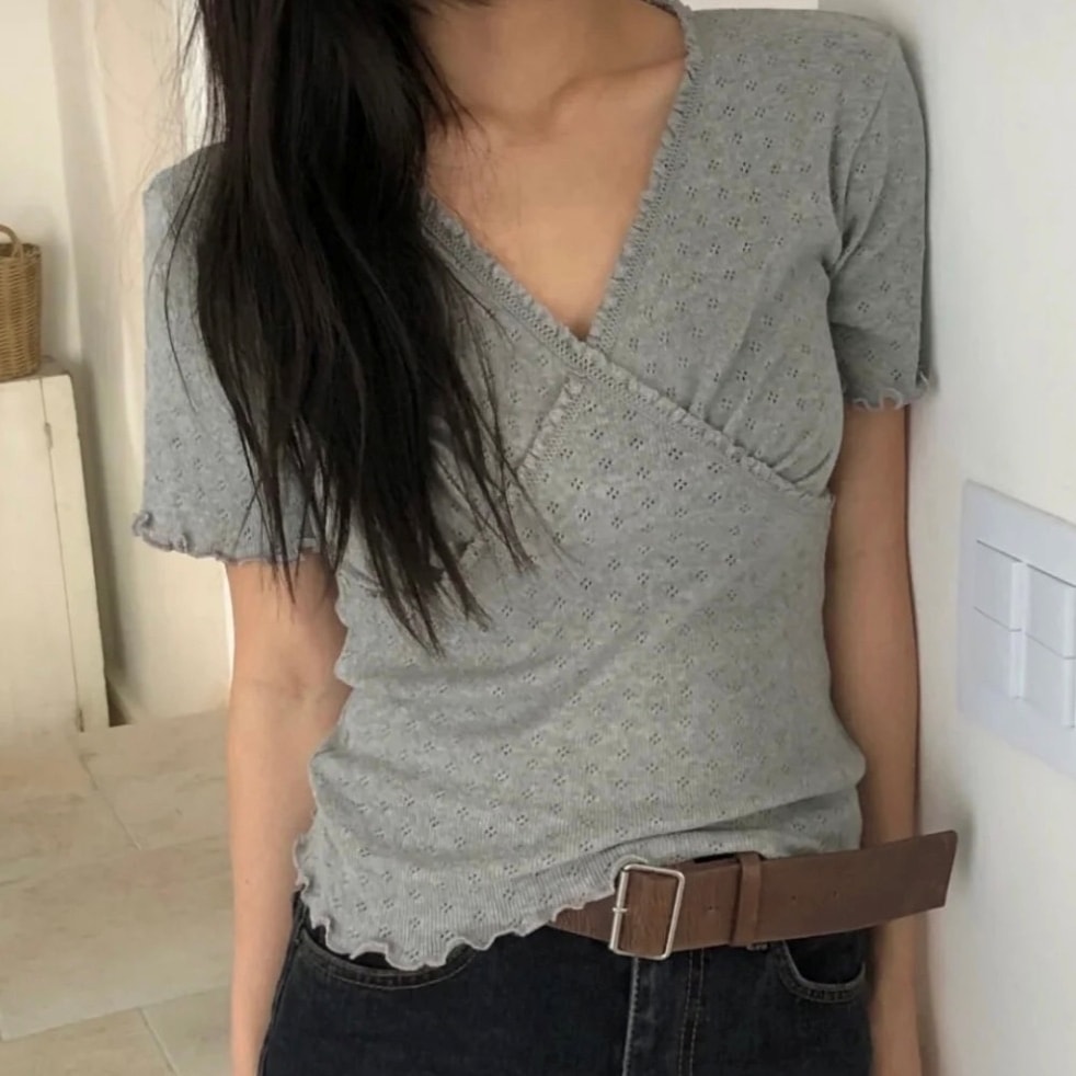 トップス カットソー Tシャツ 半袖 Vネック プルオーバー ショート丈 フリル 可愛い かわいい 大人可愛い きれいめ シンプル 上品 おしゃれ かっこいい カジュアル こなれ感 個性的 主役級