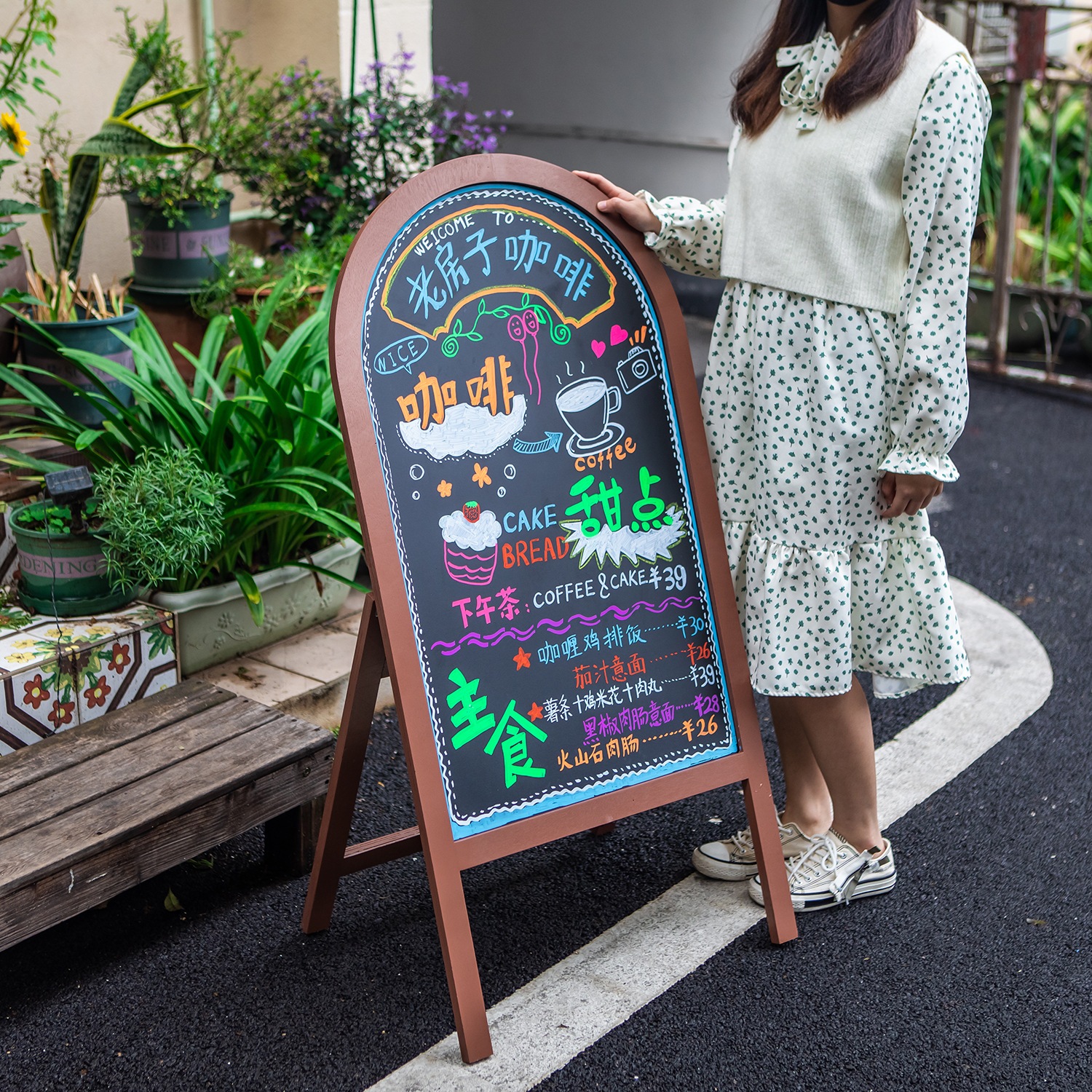 手書きの広告ボードディスプレイボードコマーシャルウォールマウント装飾を備えたクリエイティブ高品質の半円形の垂直小さな黒板ショップ