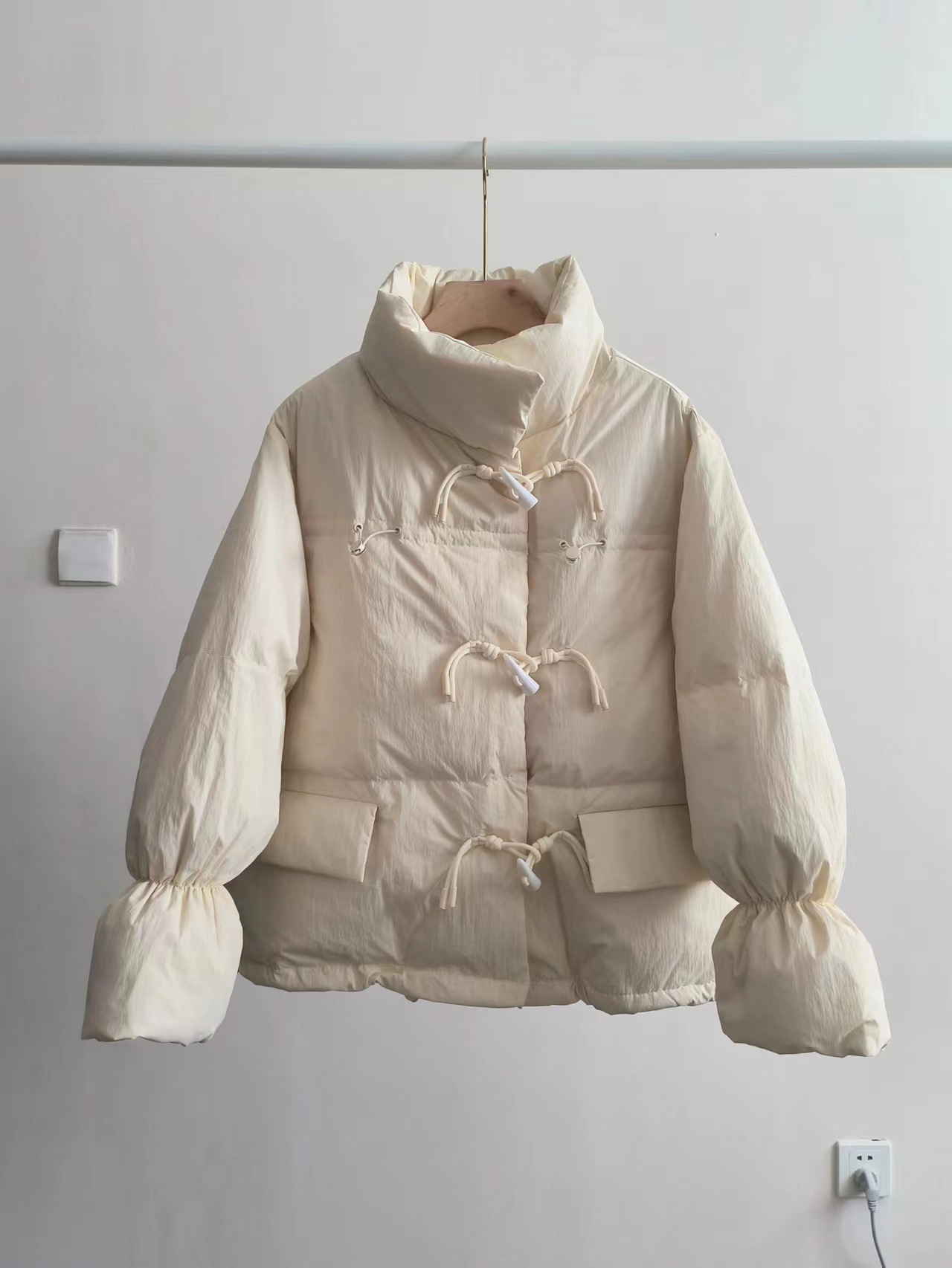 ゆったりとした痩せ見え牛角ボタンの服 おしゃれなダウンジャケット