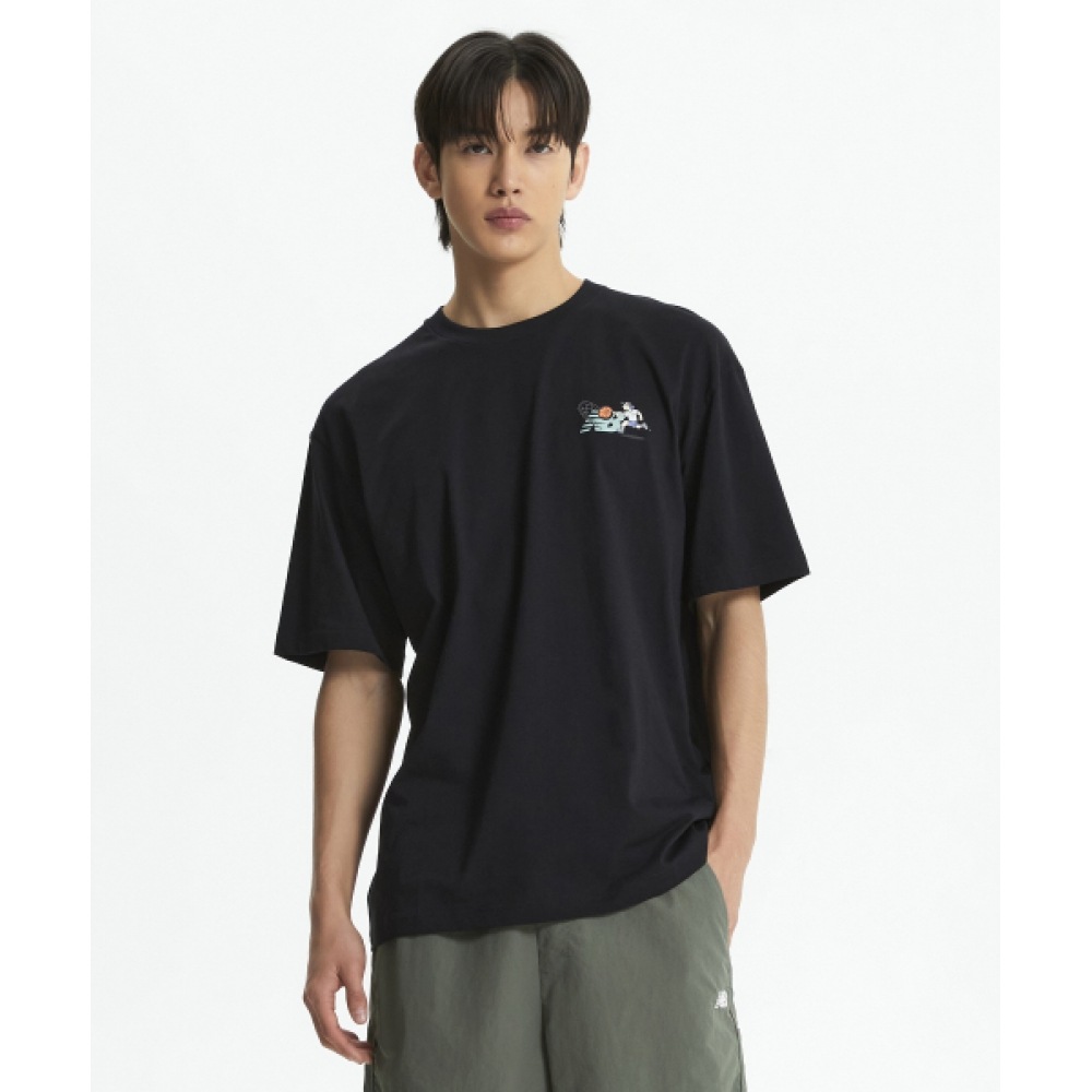 ニューバランス NBNEF21543/UNI NB BOY バスケットボールレタリング半袖Tシャツ (ブラック)