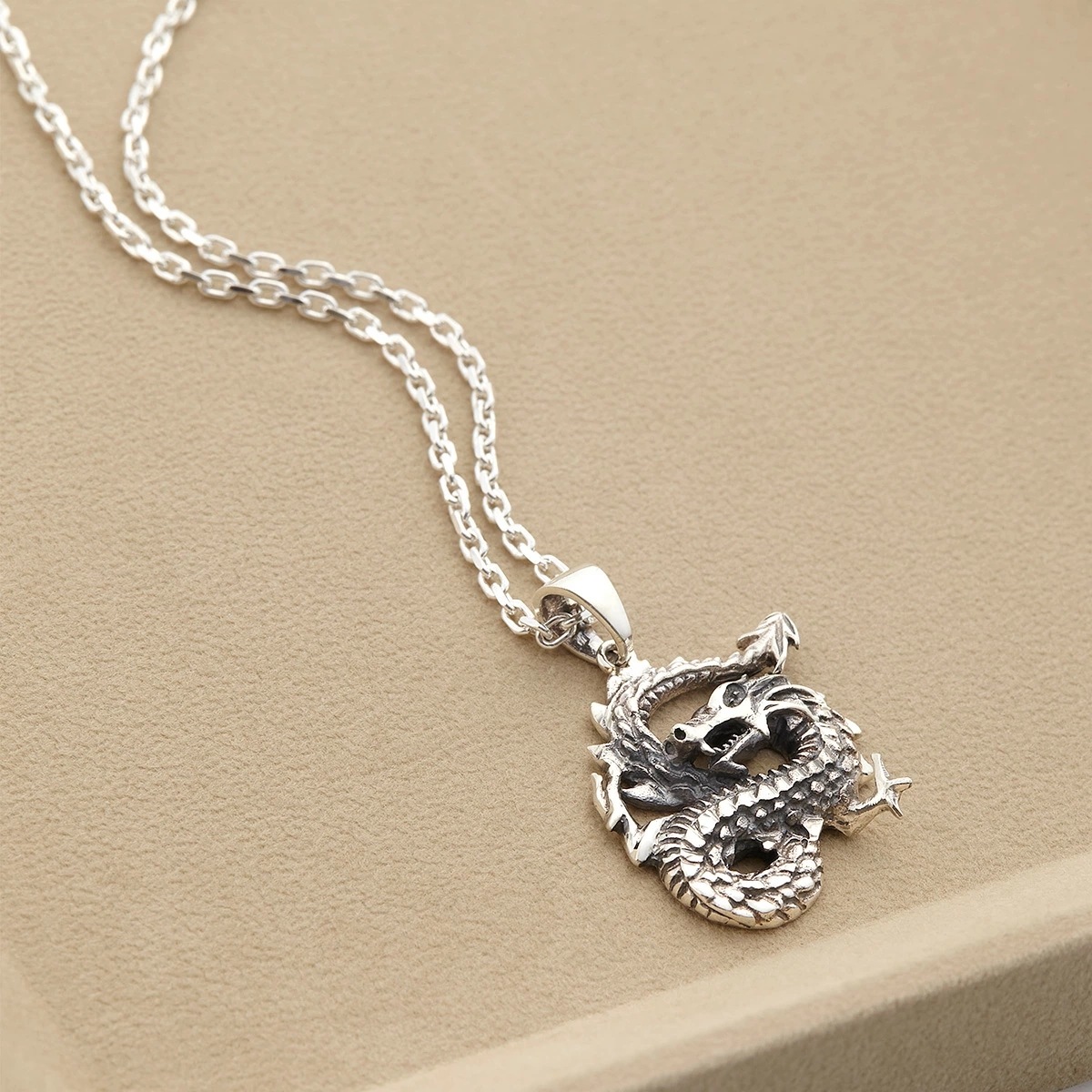 ネックレス レディース メンズ シルバー925 ネックレス　メンズ ドラゴン 龍 辰 立体的 燻し 立体的 燻し 重厚感 ボリューミー 大きめ カッコイイ 可愛い お洒落 日常使い デイリー 個性的