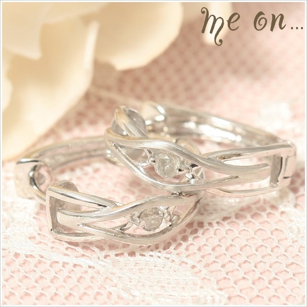 me on... 折り重なる白金の波間に光る1粒のダイヤ K10ホワイトゴールド WG ラグジュアリー一粒天然ダイヤモンドリングタイプピアス