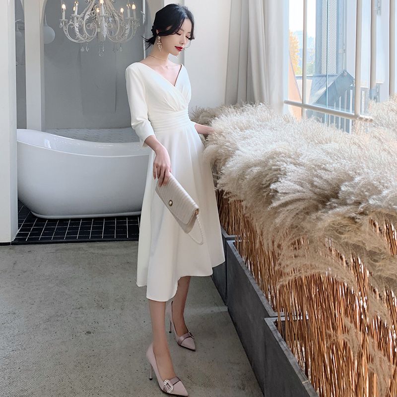 白い小さなイブニングドレスは通常女性が宴会のために着用します気質はシンプルで寛大です