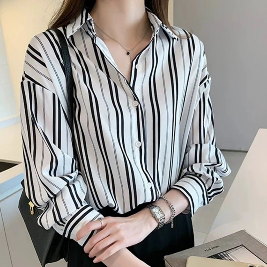 ブラウス シャツ レディース 長袖 襟付き おしゃれ かわいい 大人可愛い きれいめ シンプル カジュアル 大人 ストライプ 春 秋 ママ 学生 お出かけ イベント ホワイト ブラック トップス