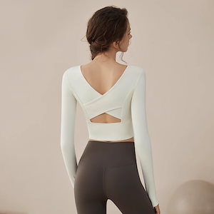 【翌日発送可能】 Alo Yogaのスポーツジャケット、ショート丈、フィット感のある ナイロンジャケット