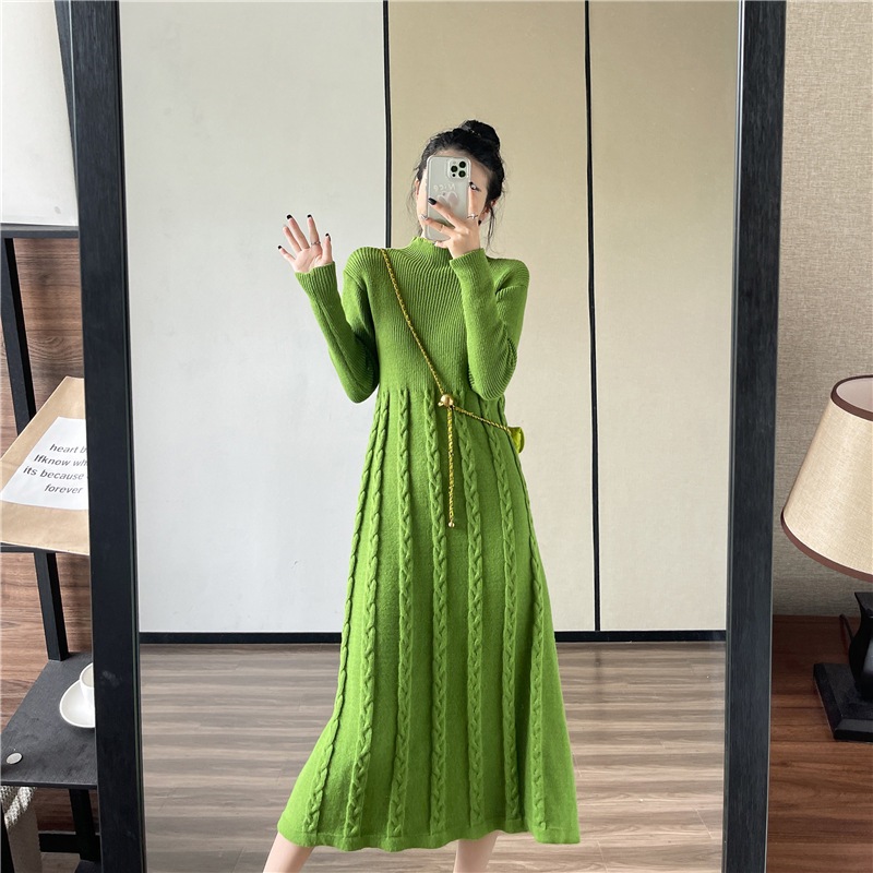 秋冬の新型気質の中に中長タイプのウエストを収めたニットワンピースが膝毛のスカートを越えた女性