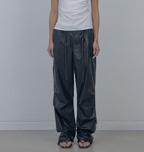 [韓国の人気商品] Glossy Parachute Pants Black 10,904円