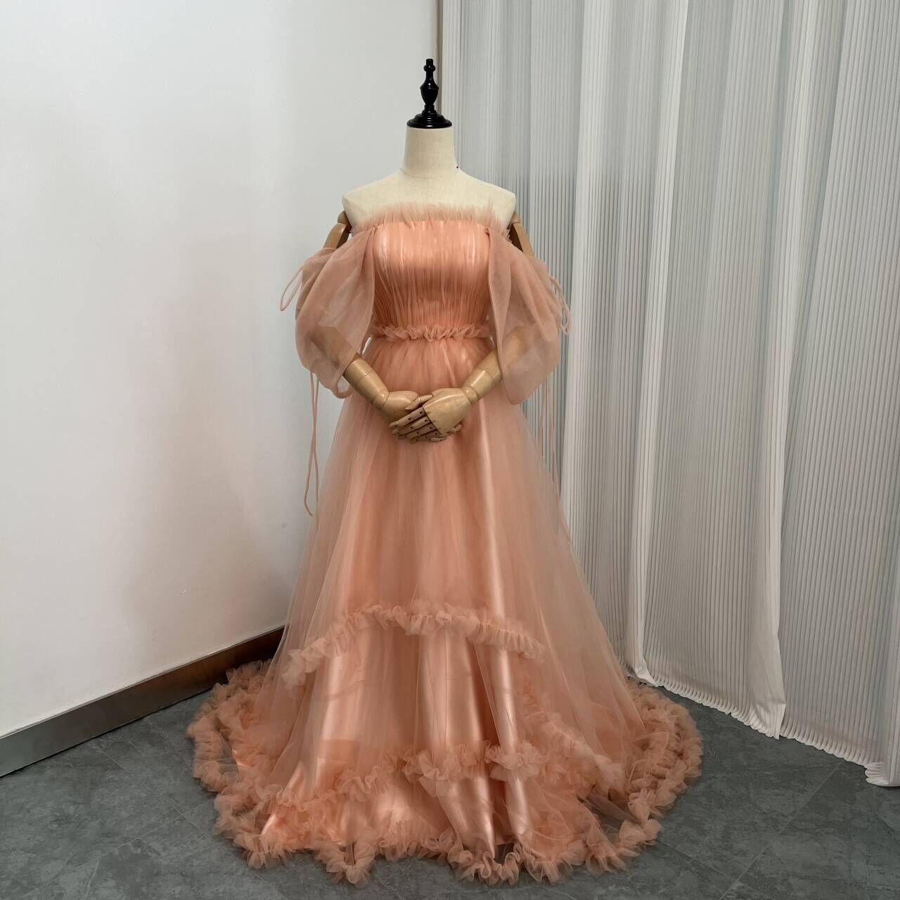 パーティードレス 姫袖 ベアトップ 薄桃色 花嫁 拳式 二次会 ソフトチュール アシメドレス 背中見せ