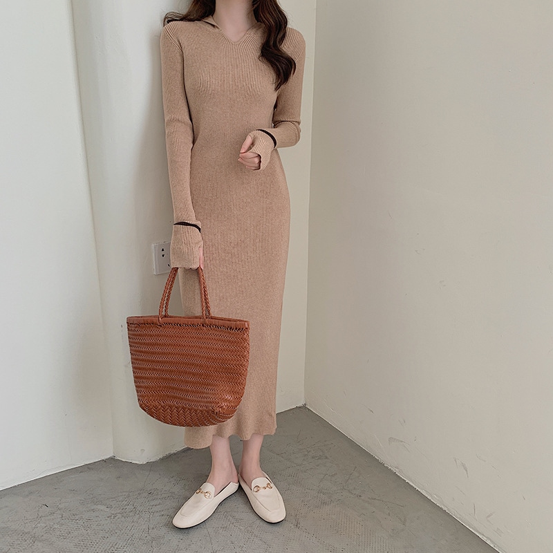 秋冬の新型修身はやせていて帽子をかぶって膝の長いニットワンピースの女性を超えている