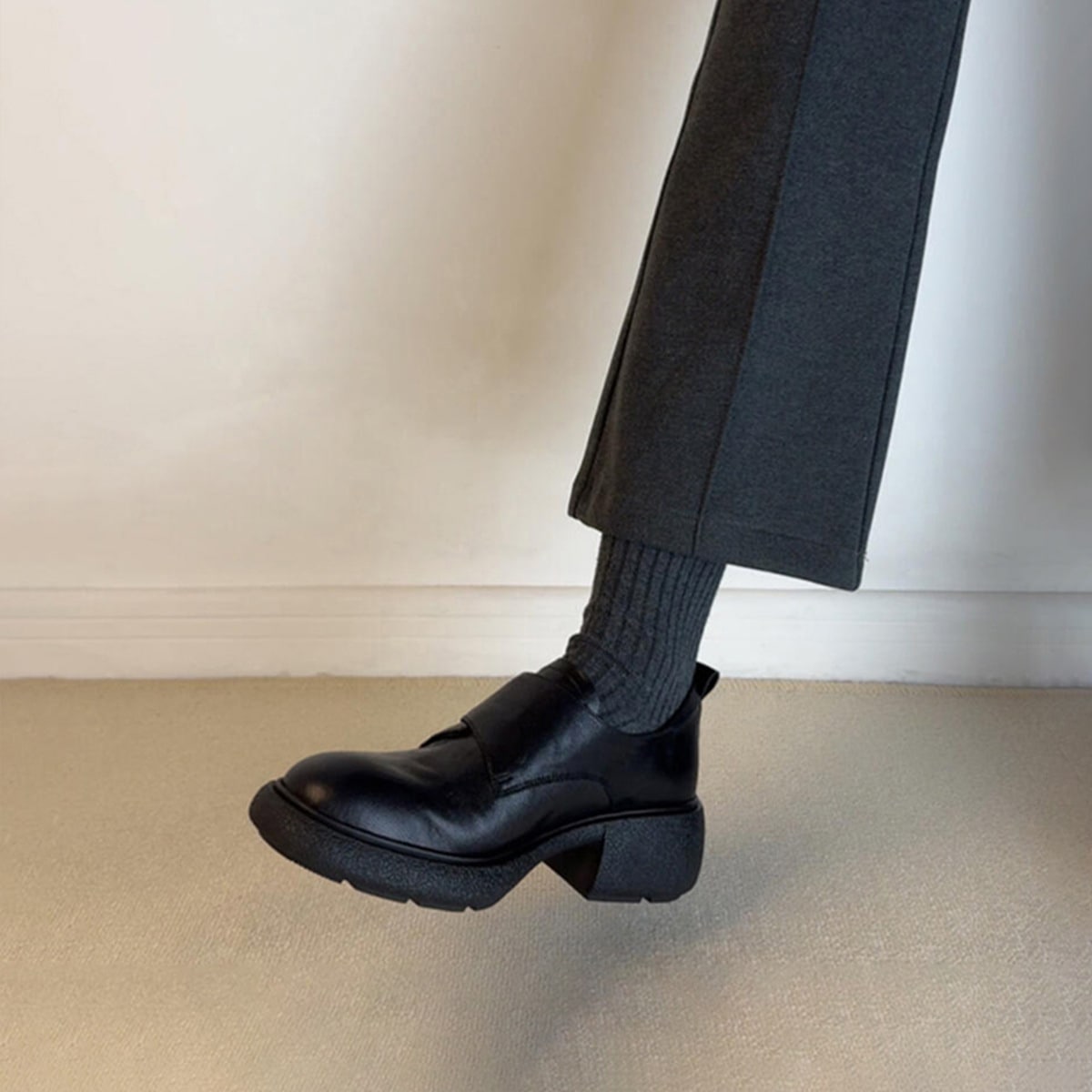 11 シープスキンバージョン片足の小さな革の靴を備えた厚いソースローファーベルクロ女性用汎用性のある革の厚いかかとのシングルシューズ 5,069円