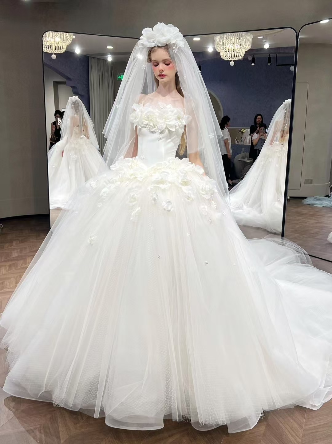 豪華！ウエディングドレス ベアトップ 花モチーフ 3D立体レース刺繍 プリンセスライン 可愛い 結婚式