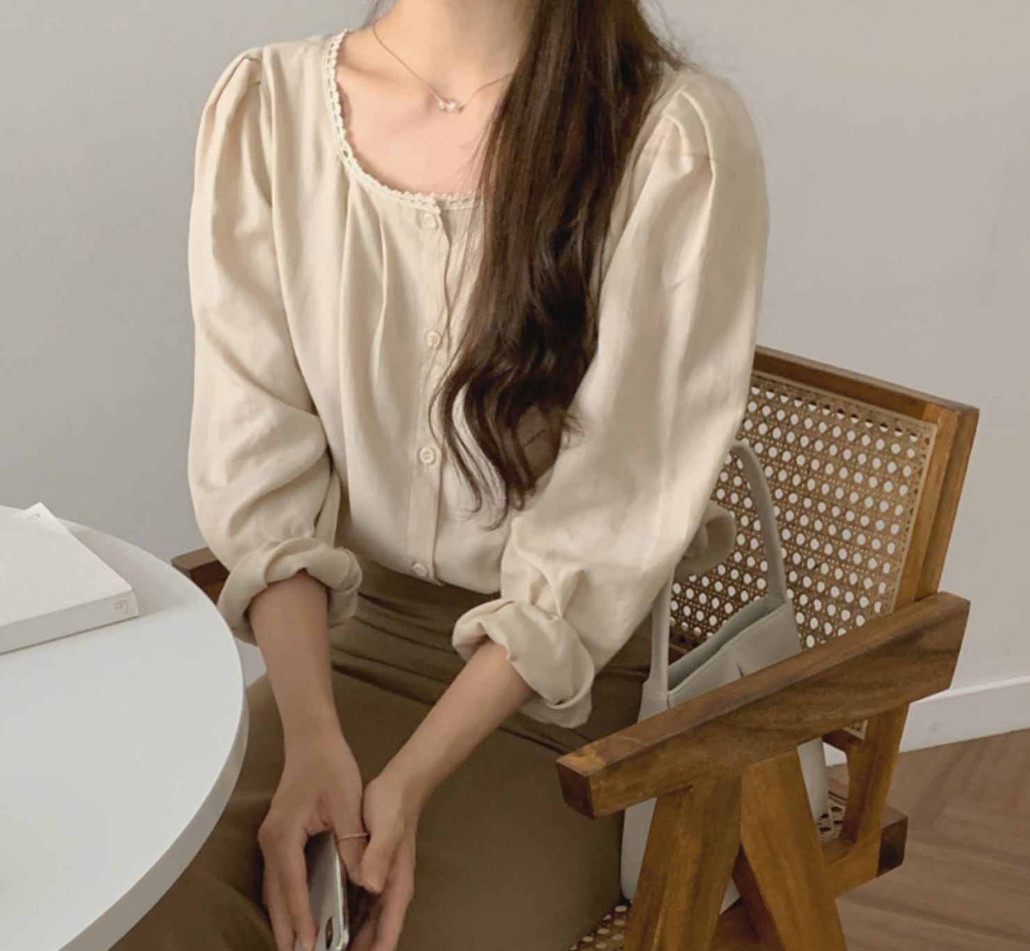 トップス ブラウス 白トップス 袖あり 長袖 ボリューム袖 Uネック レース ボタン 大人可愛い