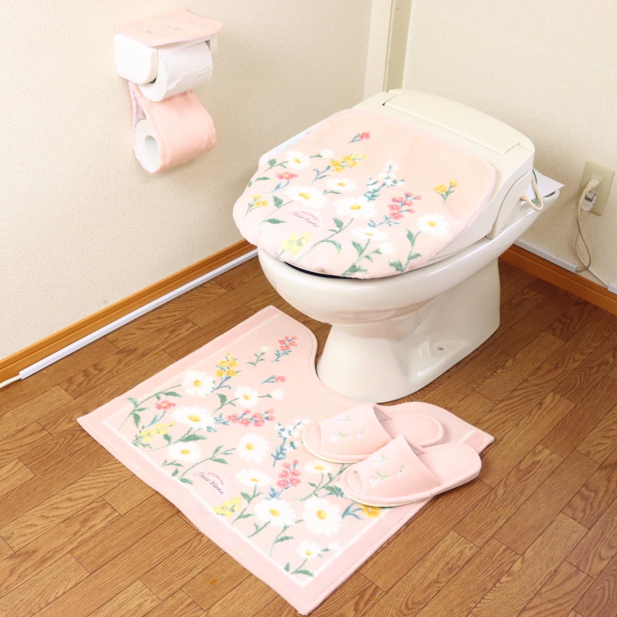 トイレマット 4点 セット 北欧 花柄 おしゃれ 洗える ピンク 吸着タイプ ドレニモ フタカバー スリッパ ペーパーホルダーカバー マット トイレマットセット ４点セット オカ フルールブラン 6,202円