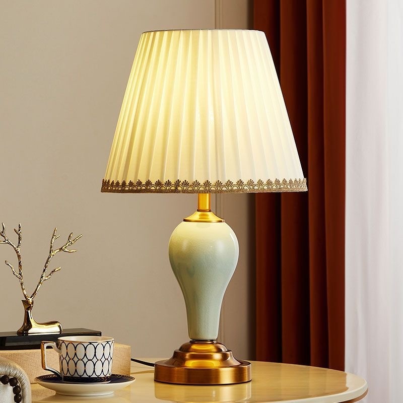 中国標準220 vヨーロッパのテーブルランプベッドルームベッドサイドランプリビングルームノルディックルームノルディックインシシンプルモダンライト豪華なアメリカンセラミックセラミックセラミックロマンチッ