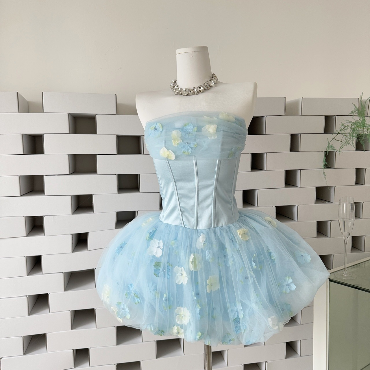 レディース おしゃれ花朵抹胸ワンピース女感品鱼骨ウエストマークスリムバースデー宴会礼2026 2026新作