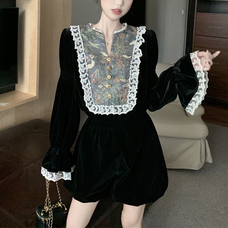 春と秋用のフランス宮廷風レディース ツーピース スーツ セット: レースの縁取りが施されたベルベットのトップスとスリムなワイドレッグ ショーツ