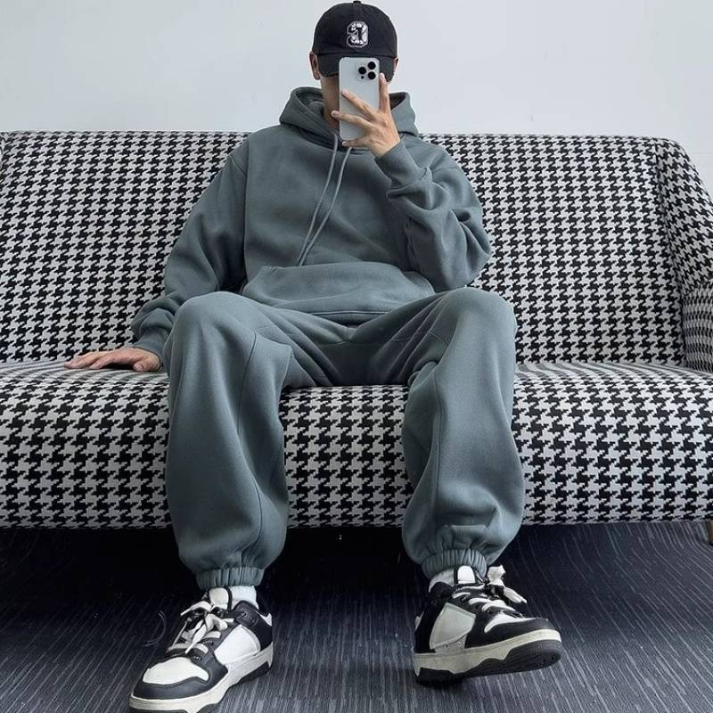 秋と冬のシンプルなデザインの男の子向けのカジュアルな2ピースセットストリートファッションブランドのゆるいぬいぐるみの肥厚したスウェットシャツスポーツセット