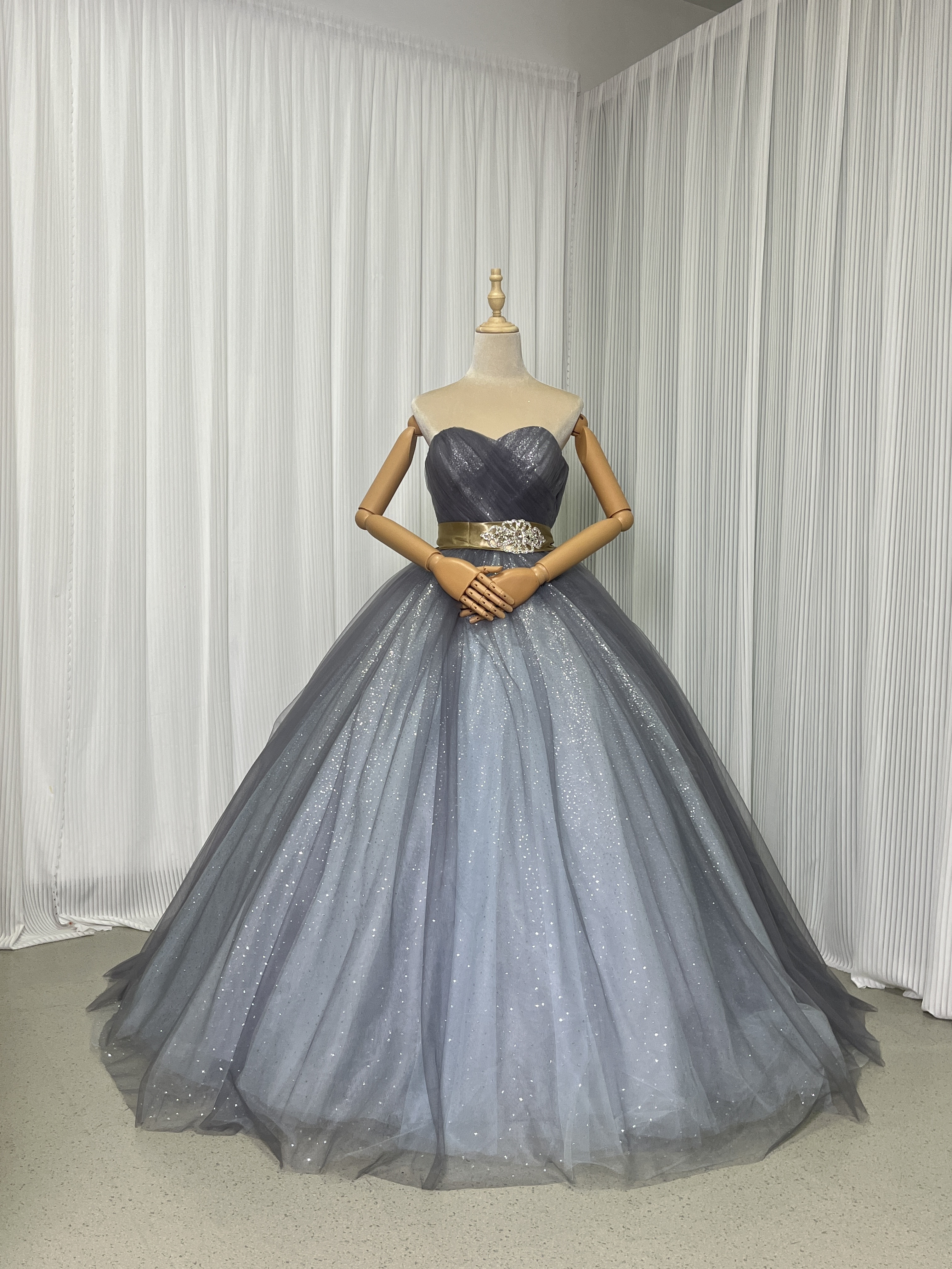 クラシカル ブルーグレー カラードレス ベアトップ キラキラチュール サッシュベルト ファスナー 披露宴