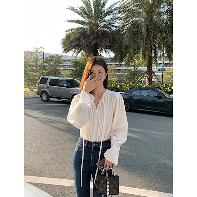 フランスの白い長袖シャツの女性のデザイン感のあるラッパの袖の上着の気質のvネックは小さいシャツのシャツのシャツを持ちます