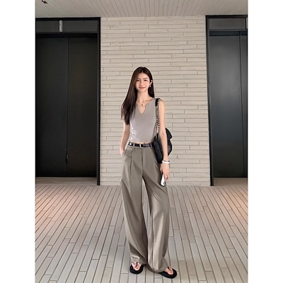 黒のハイウエストのズボンの女性の高級感があります