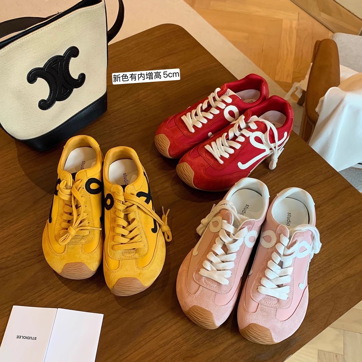 スポット韓国版傾斜ヘッド高さを高めるドイツトレーニングシューズカジュアルスタイルコントラストカラーステッチレースアップスポーツビッグヘッドスモールホワイトシューズレディース