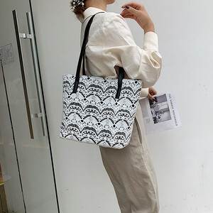 トート バッグ カバン レディース ショルダー 通勤 肩がけ 大容量 収納 機能性 便利 肩掛け 手持ち ショルダー スクエア型 四角 刺繍 シンプル カジュアル 上品 ママ オフィス フォ 大人可愛
