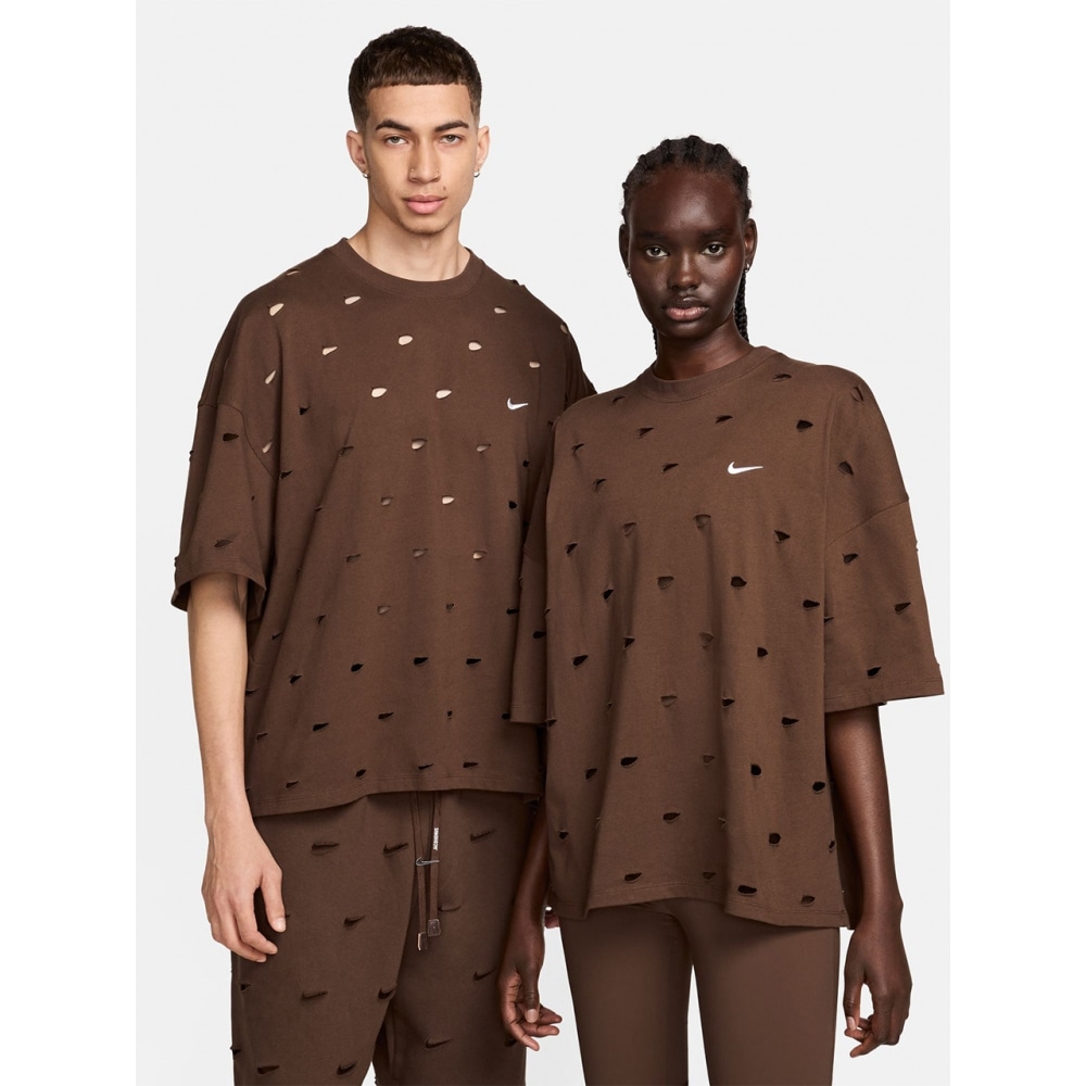 ナイキのガスアップとスウッシュツリーの近くに