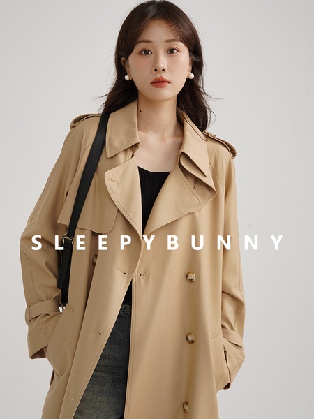 スリーピーラビットのレトロなロングダブルブレストコートとウインドブレーカー