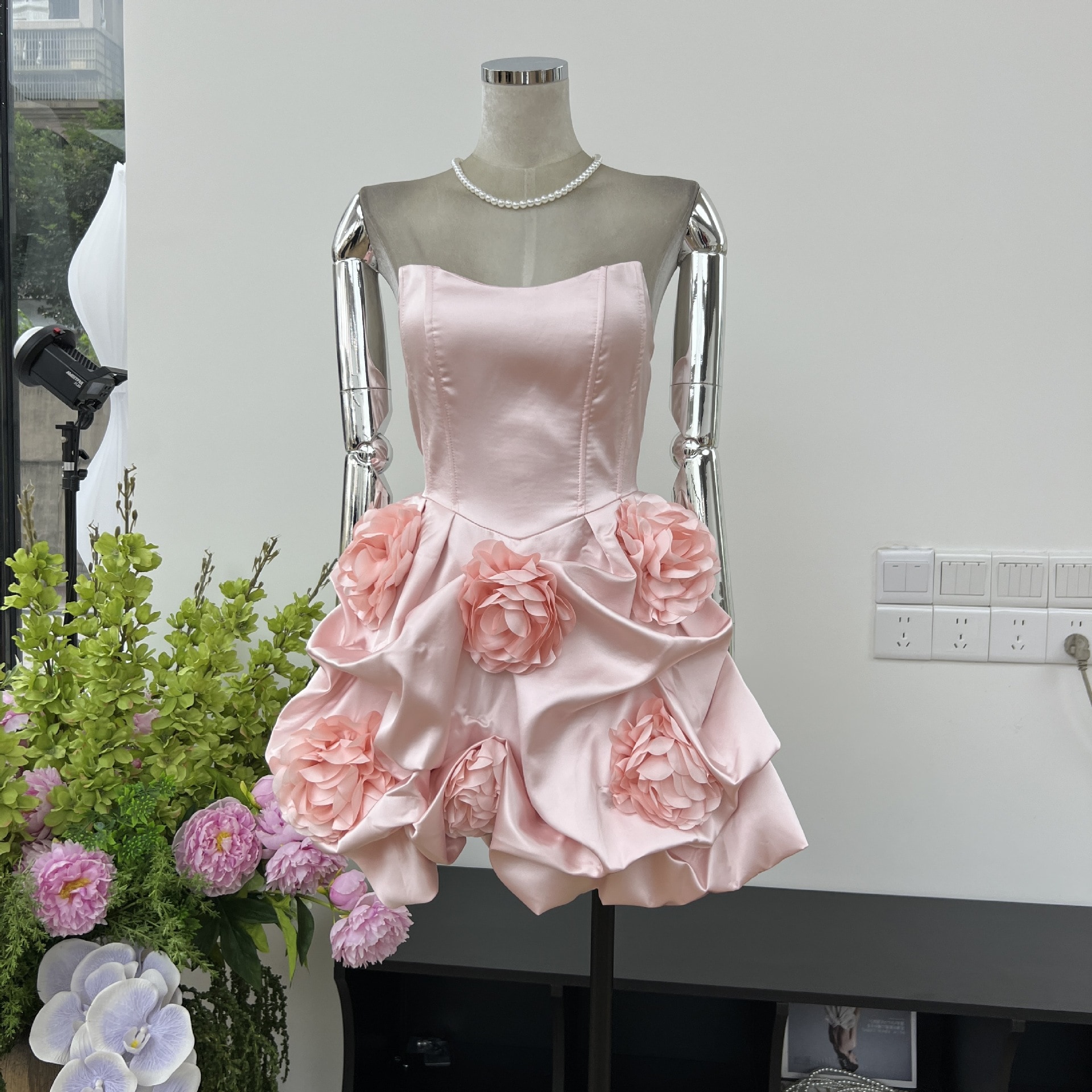 ファッション減齢の胸のサテンの泡のワンピースの名媛の娘の短い立体の花のパーティーのドレス