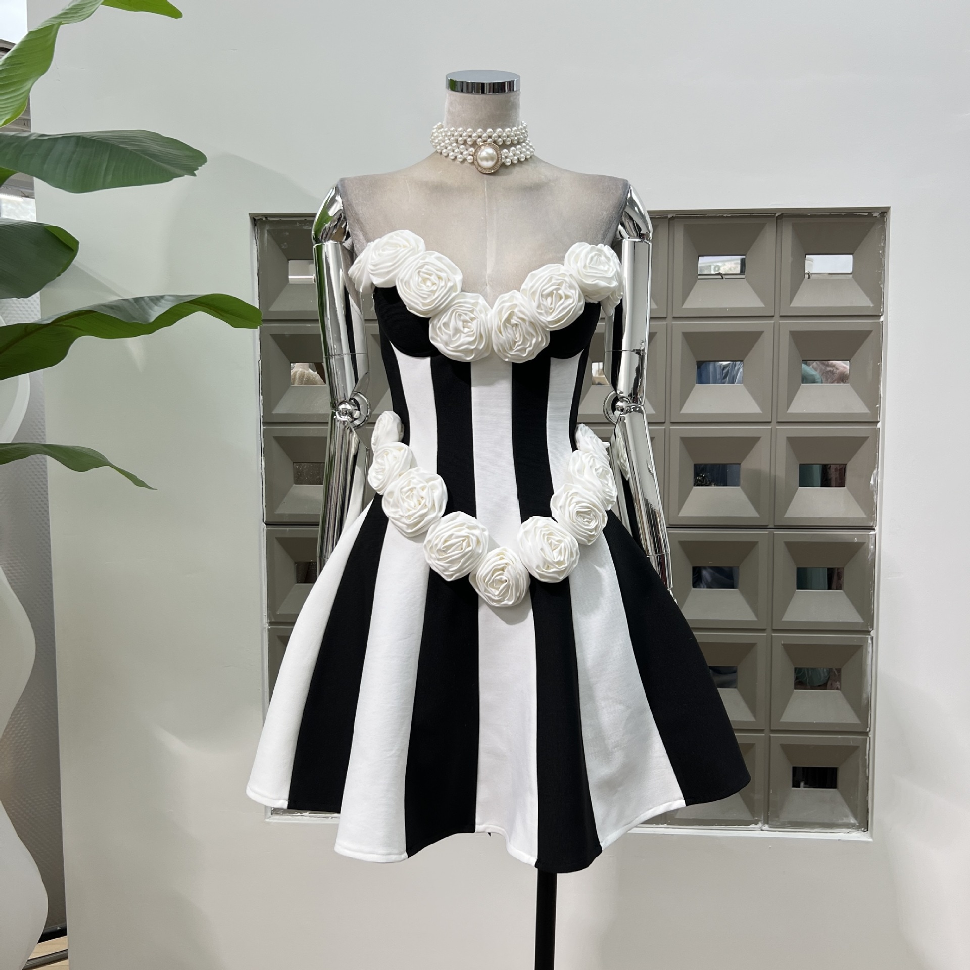 ストラップ重工立体手作り花包帯弾力抹胸白黒衝突色ワンピース飲み会高級レトロ感