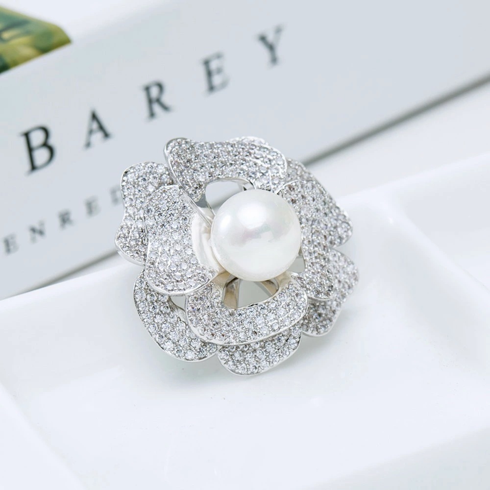 ブローチ レディース キュービックジルコニア ホワイト 真鍮 シルバー おしゃれ 可愛い かわいい