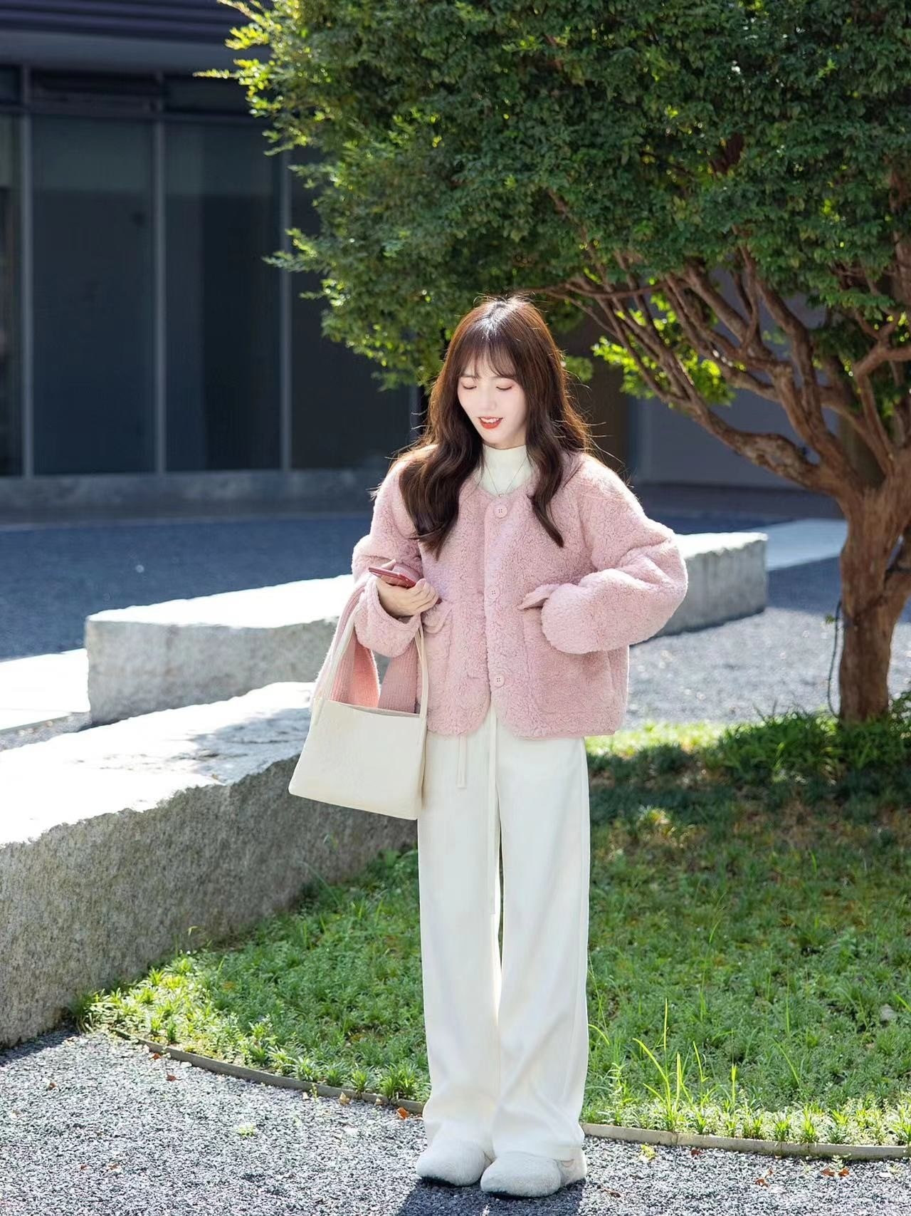 ピンクのラムファーコート女性のだるさ冬の小香風ショート丈毛皮体のモコモコトップスワイドパンツスーツ