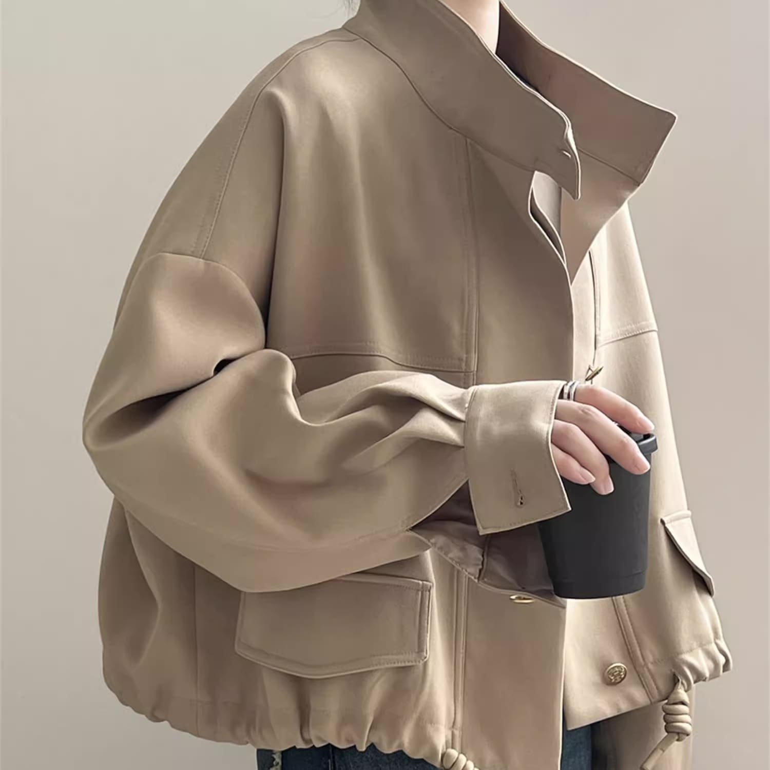 レディース ジャケット アウター 上着 長袖 ボリューム袖 ハイネック 襟付き 角襟 ふっくら ポケット 前開き ボタン 大人可愛い きれいめ カジュアル 上品 おしゃれ かっこいい レトロ