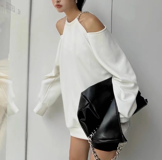 トップス レディース カットソー スウェット 秋服 2色 お尻隠れ 長袖 ボリューム袖 ホルターネック オフショルダー インスタ映え SNS 映え 目立つ モテ 流行 トレンド 体型カバー 華奢見え 6,540円