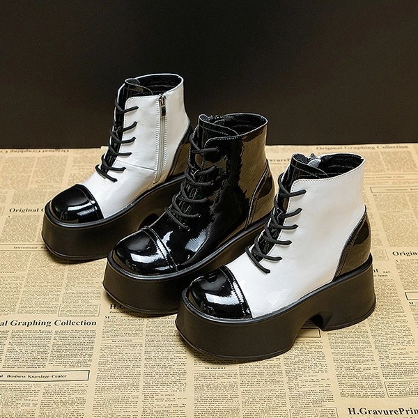 ショートブーツラッキーデーレースアップでレディース スクエアトゥ 厚底 ヒール インヒール ショート丈 ブーツ 編み上げ スタイルアップ ハイヒール サイドファスナー 美脚 痛くない 履きやすい 英国