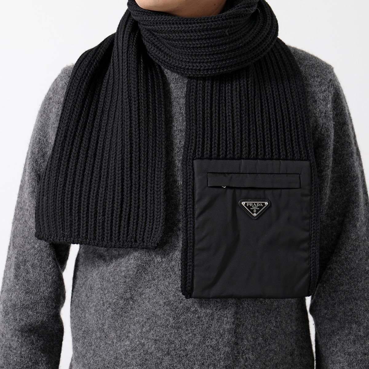 PRADA プラダ マフラー UMS354 1WTO メンズ Re Nylon ギャバジン ウール ニット スカーフ 三角ロゴ ポケット付 F0002/NERO 76,452円