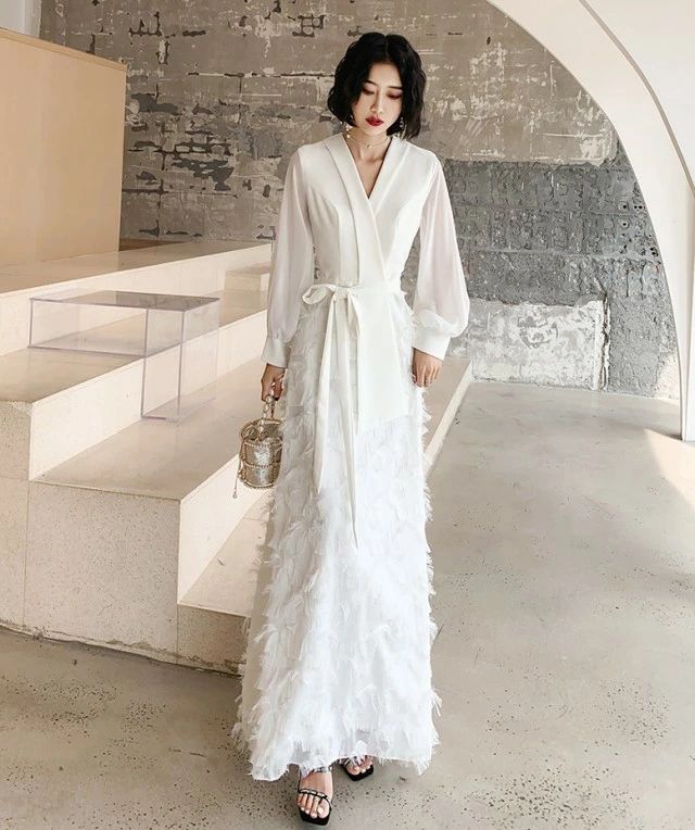 リピーター続出二次会 お呼ばれ 3L 大きいサイズ 20代 パーティードレス 4L フェザー 個性的 スレンダーライン 白 30代 黒 40代 袖あり ウエディングドレス 花嫁 モード系 シースルー