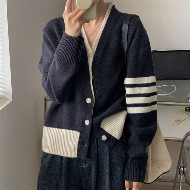 トップス カーディガン 長袖 Vネック ミディアム丈 前開き ボタン 萌え袖 重ね着風 かわいい 大人可愛い きれいめ シンプル 上品 おしゃれ かっこいい カジュアル こなれ感 個性的 主役級 ラフカーディガン