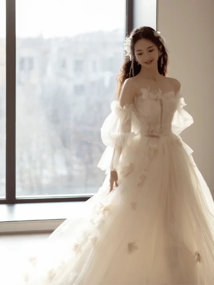 ワンショルダーの軽いウェディングドレスの花嫁2025シンプルな床の長さの小さなドレスの森のスタイル旅行写真外出ベール夏
