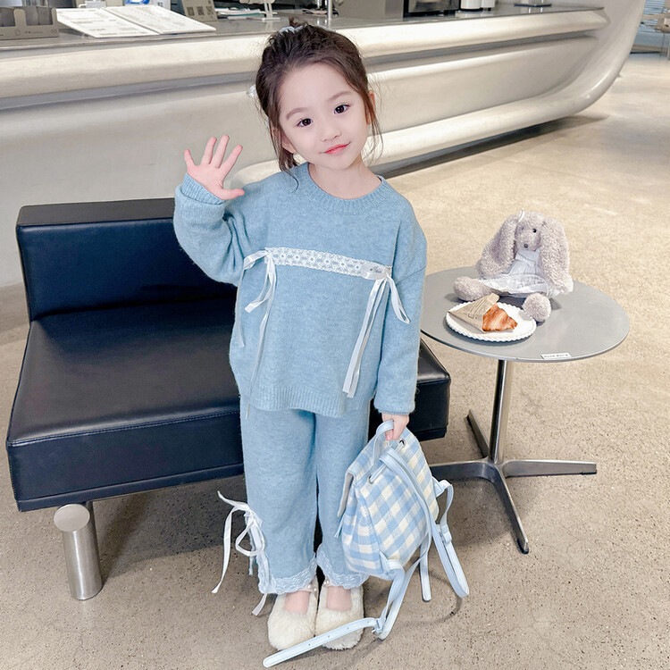 女の子のセータースーツ 2024 秋の新スタイルルーズプルオーバーレースリボンニット 2 点セット小中型の子供のためのトレンディな