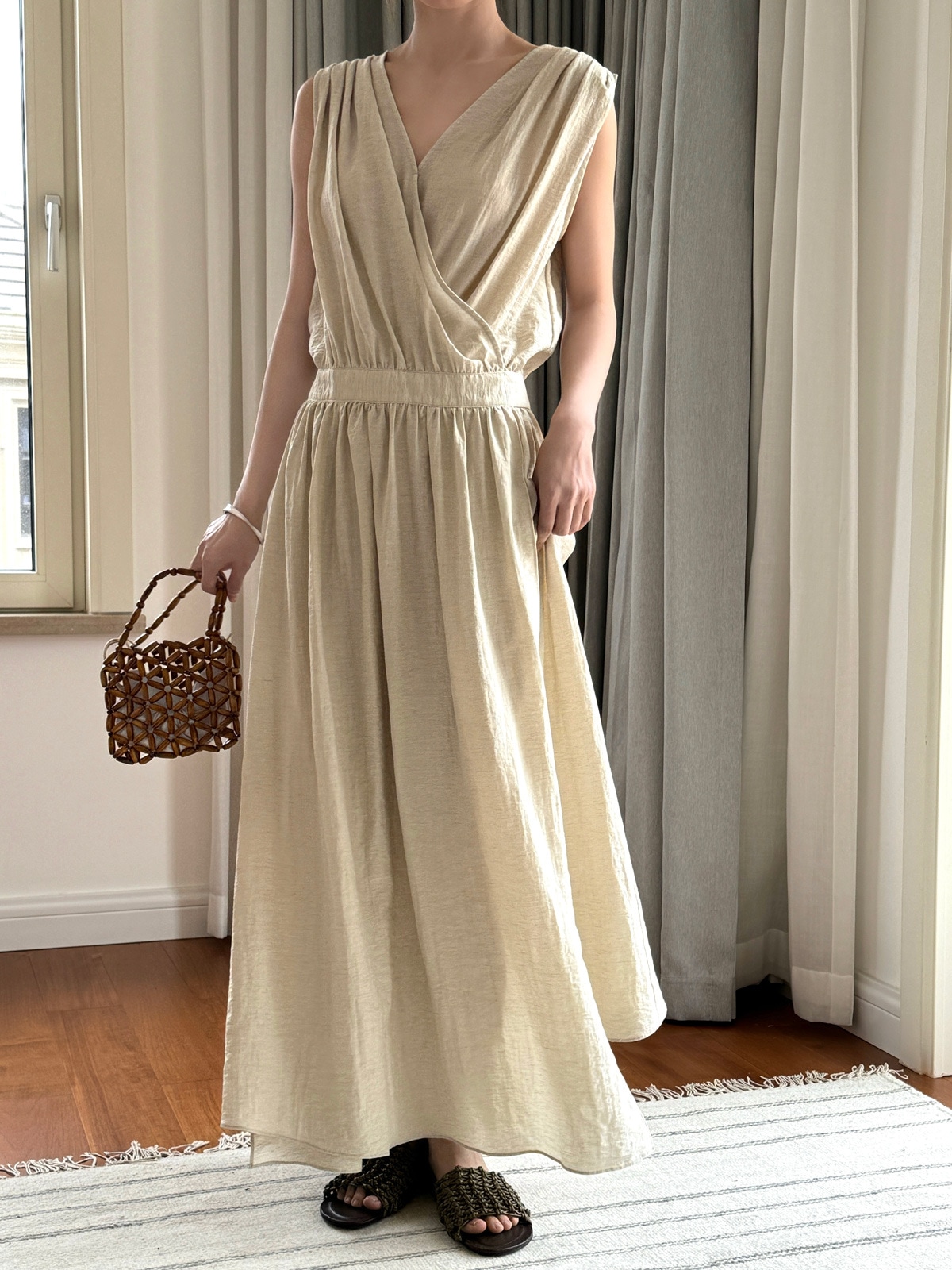 ルーヴル夏の新型フランス式ロマンチックな腰のしわvネックの袖なしのワンピースは軽やかでふわふわしています