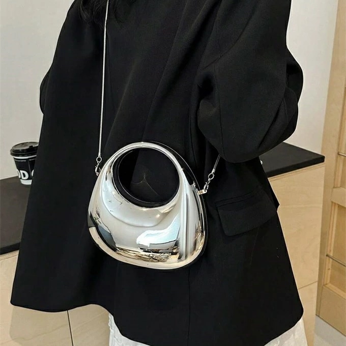 1個 最新スタイルのゴールドアクリルハンドバッグエレクトロプレートシルバームーン形状の晩餐会用バッグメタリックチェーン付き肩からかけて使用することができ未来的で先進的なメタリックトーンを持つレディース