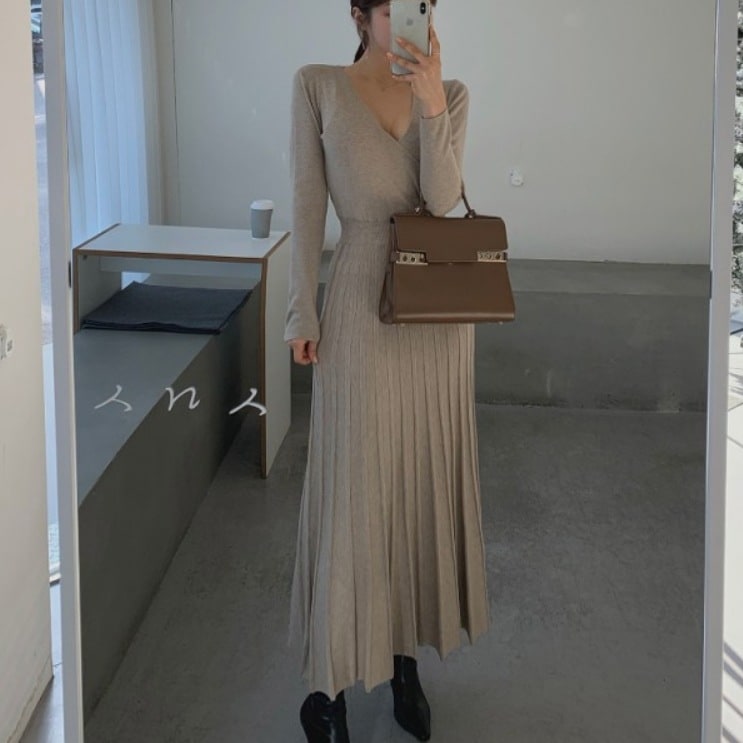 ロングワンピース プリーツニット ワンピース プリーツスカート ミモレ丈 ロング 袖あり 長袖 Vネック 襟なし Iライン 切り替えデザイン プリーツ ウエストマーク ウエストリボン バックリボン