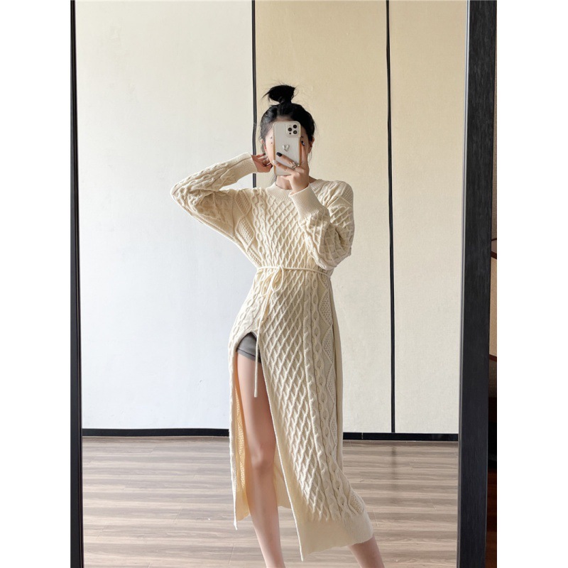 秋冬の新型ゆるいサイドスリット系ベルトニットワンピースの中の長い麻花女