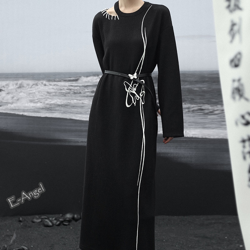 【快速出荷】ニットワンピース ロング 秋冬 黒色 蝶刺繍ドレス ゆったり ラウンドネック 右肩の肌見せ 暗黒系 個性的