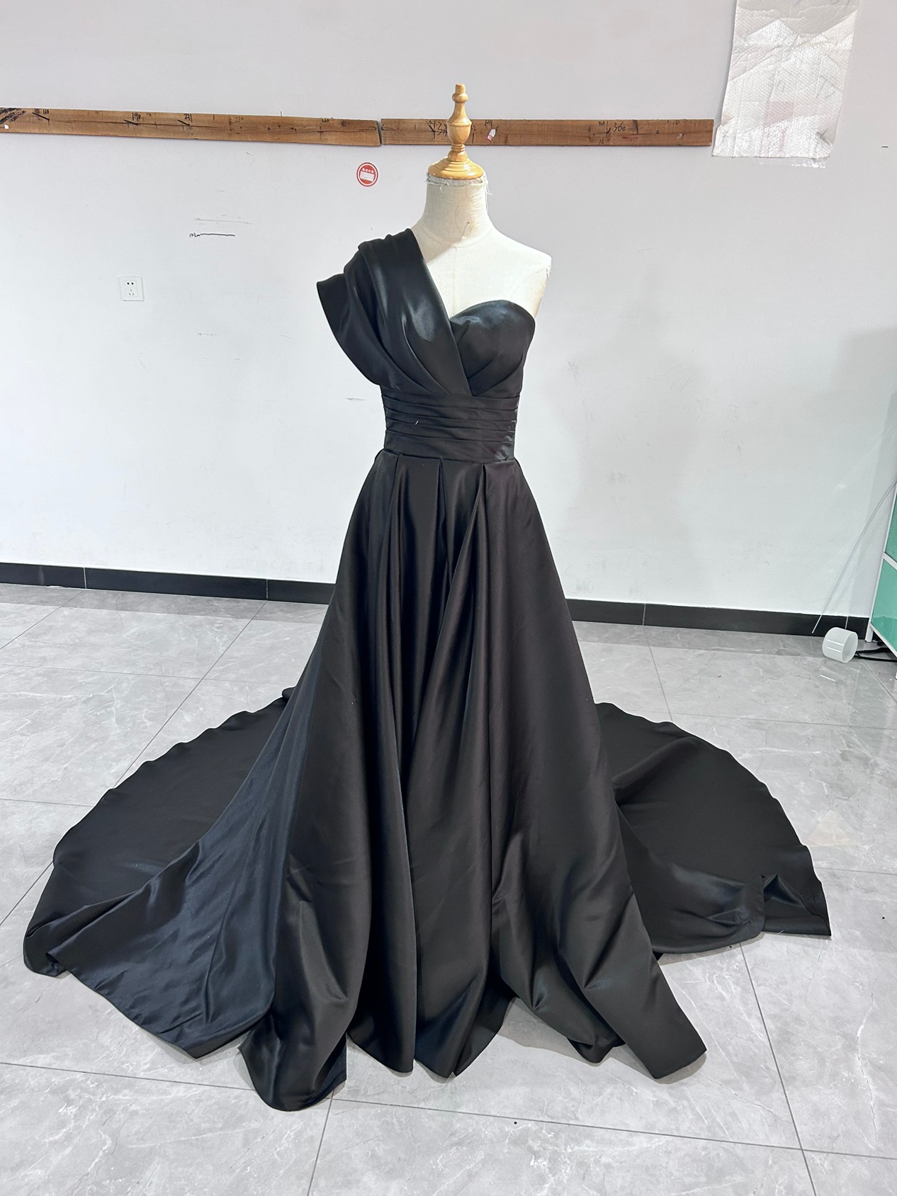 華やか パーティードレス ワンショルダー Aライン 黑 前撮り 音楽会 ビスチェ トレーン エレガント